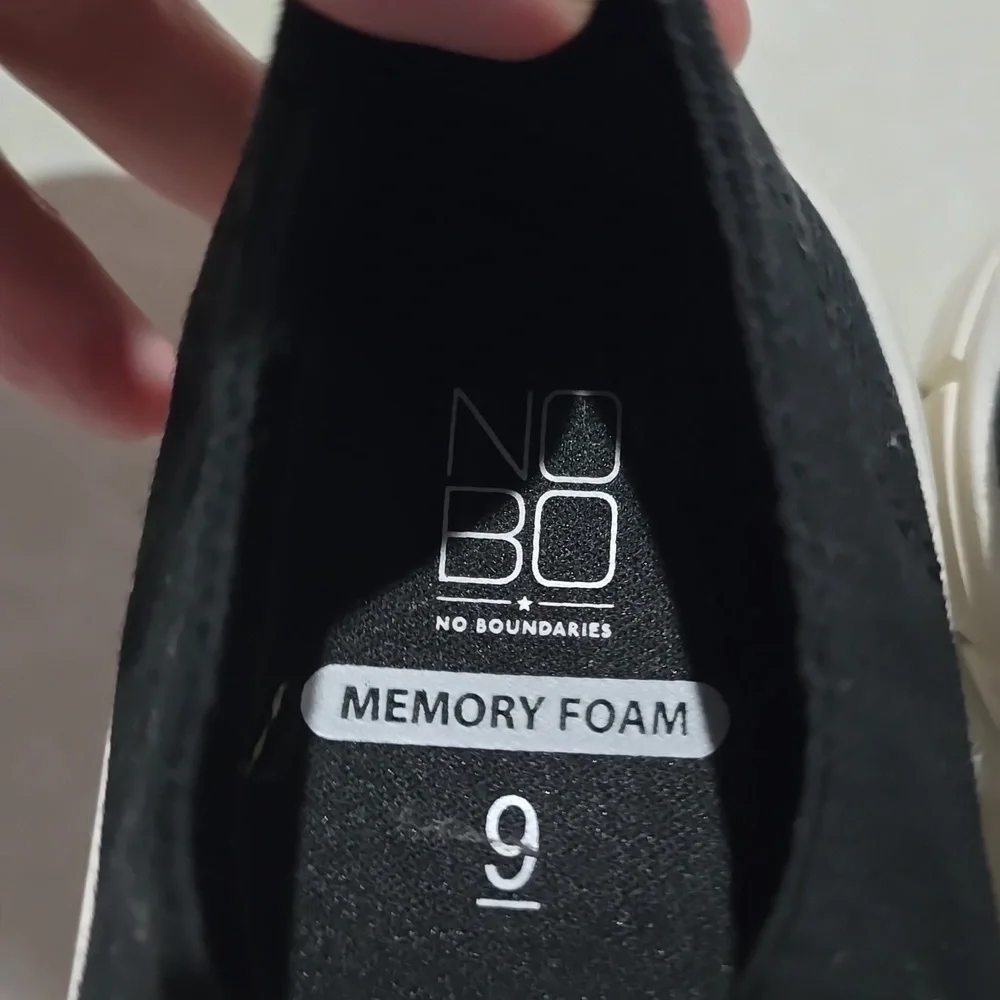 No Boundaries comfortable sneakers